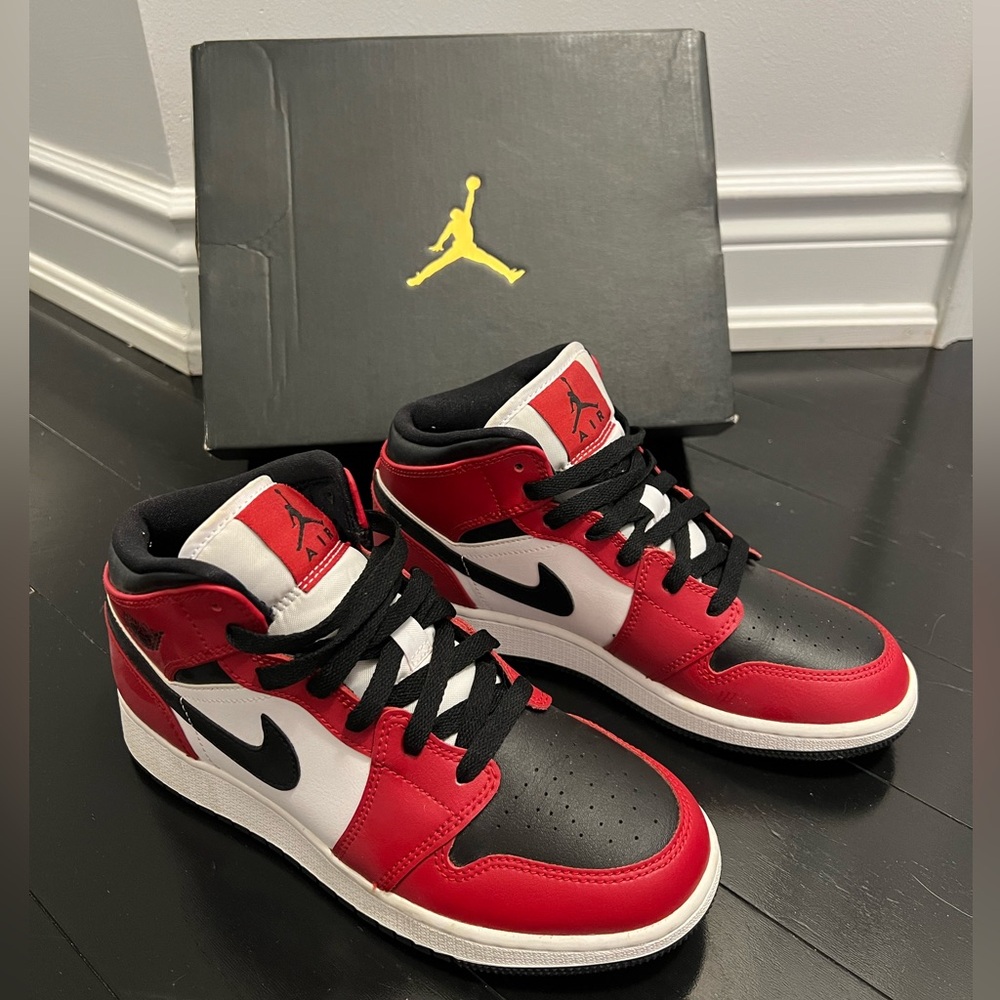 Jordan 1 Mid Chicago Black Toe (GS) (Size 5Y) size 7 womens